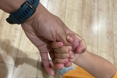 【パパママ必見】警視庁「小さな子供が予測不能の動きをすることありますよね。そういうときは『振りほどかれない手の繋ぎ方』をしてみましょう」