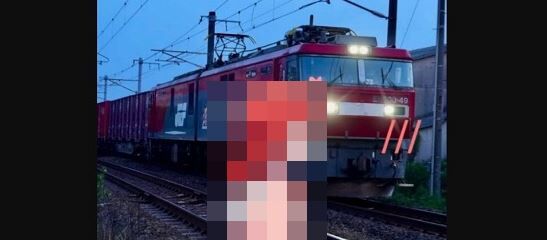 鉄オタさん、電車とアニメキャラがキスする画像を作りドン引きされてしまう・・・