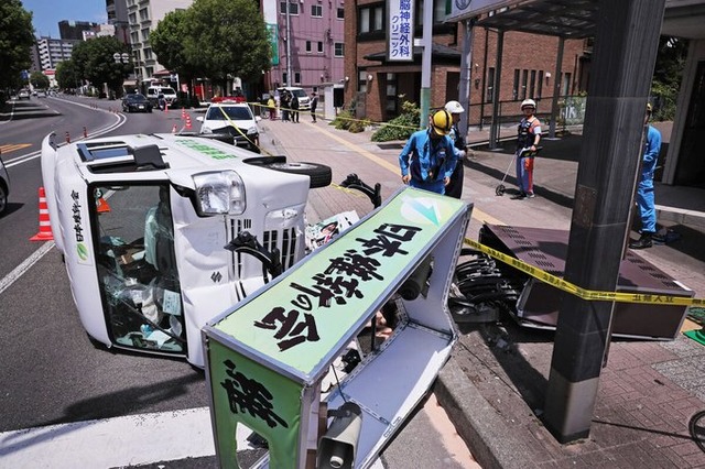 【悲報】「宮城維新の会」の広報車が横転、電気設備をぶっ壊す →周辺の300戸が一時停電・・・仙台