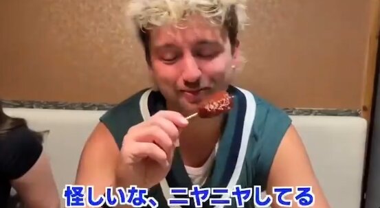 焼き鳥のつくねが美味しすぎて泣いてしまう外国人観光客の動画があまりにもエモーショナル