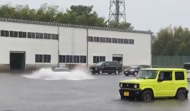 【動画】スポーツカー乗り「目の前に大きな水たまりある！突っこんでみよｗ」ﾌﾞｫｫｫﾝ！ → 結果ｗｗｗｗｗｗ
