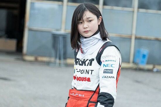 女子大生レーサー・JUJUこと野田樹潤さん、レース中にスピン→ブチギレて危険なコースを堂々と横断→ステアリングを地面に叩きつけ炎上