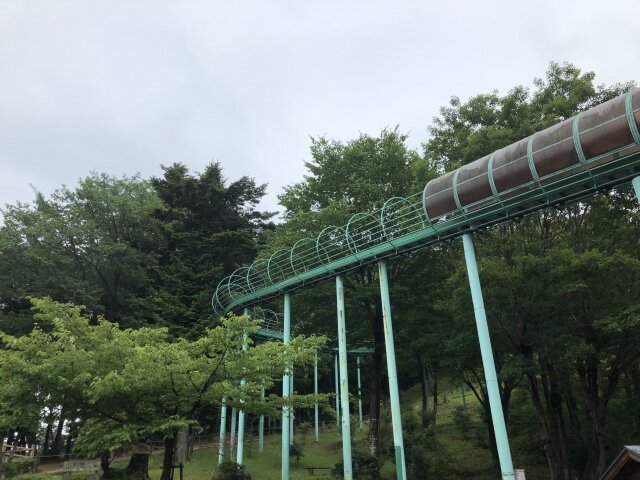 60代女性、全長約175mのローラー滑り台で滑ったら胸椎圧迫骨折をしてしまう → 市が安全管理義務を怠ったとして1980万円の損害賠償を求め提訴