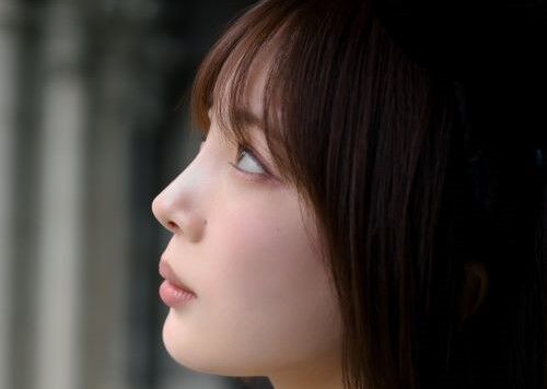 1億画素のカメラで撮影された女性モデルさん、写真を拡大してみるとヤバいものが・・・ええええええええ！？