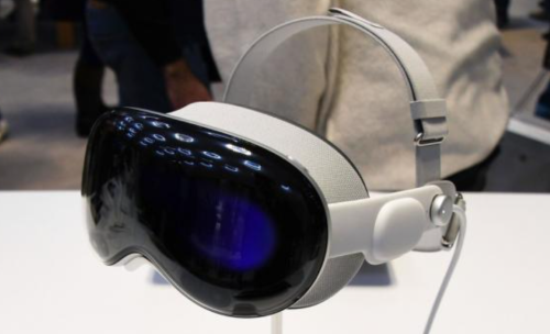 アップルから”目や指の動きで操作”できるゴーグル型端末が発売！！お値段なんと驚異の○○万円ｗｗｗｗｗｗ
