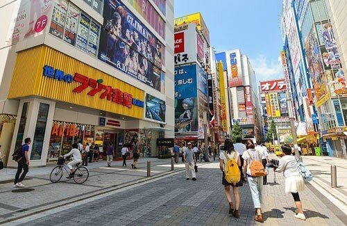 秋葉原が観光地化し、外国人らが殺到 → ゴミ箱などが置いてないためあちこちがゴミだらけに → 行政は何もせず、エディオンがゴミ箱を設置する事態に