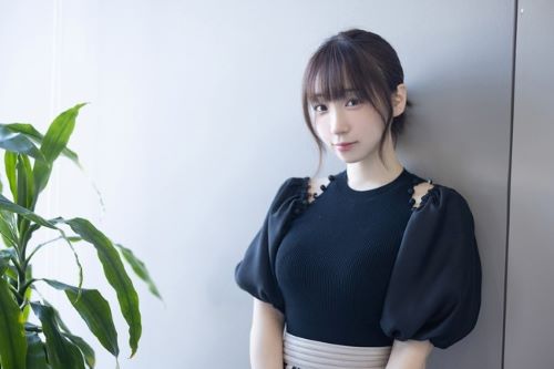 超人気コスプレイヤー・伊織もえさん、葬送のフリーレン「フェルン」のコスプレをするも、胸が大きすぎてとんでもないことにｗｗｗｗｗ