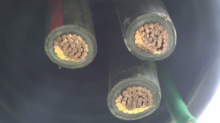 【テロ】埼玉の中学校でケーブル30メートル盗難され突如停電、給食中止＆短縮授業に・・・