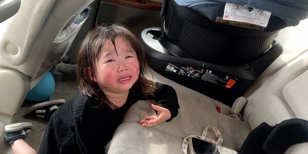 ファミリー系YouTuber「今、緊急で動画回してます！2歳の娘が炎天下の中、車に閉じ込められました！どうしよう！」→炎上