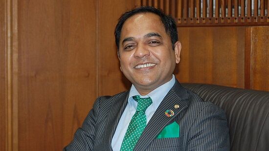 インド人校長「日本の教育は問題が多い。暗記テストでは思考力は身に付かず、形にはめ込む教育はいじめを生んでいる」