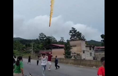 中国がロケット打ち上げ「完璧な成功」 → 近隣の村に有毒ガスを撒き散らしながら断片が落下する映像拡散 → 投稿が削除されまくる