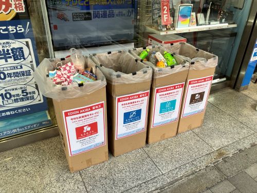 街にゴミ箱を設置しない行政を逆手にとってボランティア的にゴミ箱を提供する店舗が現れる　ゴミ箱目当てのお客さん呼べれば良いアイデアなのでは！？
