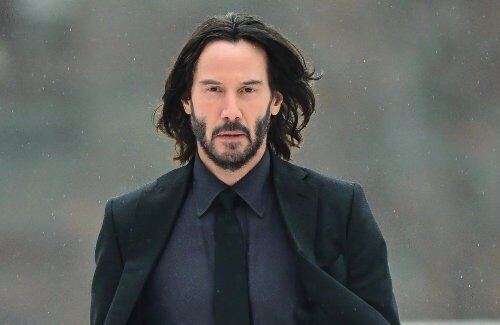 【画像】「男が電車やバスで大股開きなのは骨格の違いだから仕方ない」　→　キアヌ・リーブスさんの写真がこれを完全論破してしまうｗｗｗｗｗ