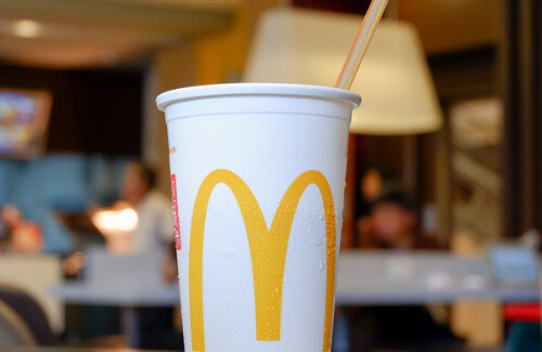 マクドナルドのストローがプラスチックに戻ったと話題に → 本社に聞いてみた結果・・・