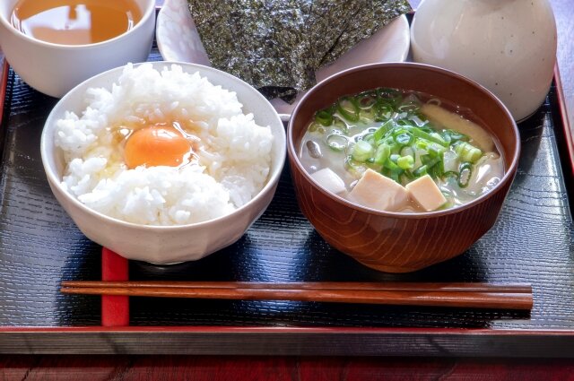 女性さん「ご飯（白米）の位置は左だと夫に言ったらキレられた」 ←ネットで物議に「ご飯左は常識」「どっちでもいい」
