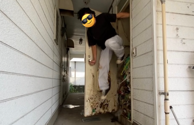 長らく連絡の取れなかったアパートの入居者が玄関を開ける → 部屋の中がヤバすぎて大家さん絶句・・・