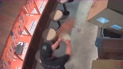 【映像】飲食店で笑いながら食べ物をぶち撒ける迷惑客現る！これは酷い…