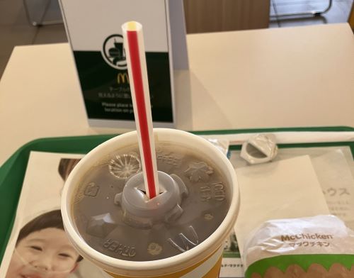 X民「マクドナルドのストローがプラスチックに戻ってる！僕らの強い訴えが実ったのか！？ 」→方針変更したのか、マクドナルドに問い合わせた結果・・・