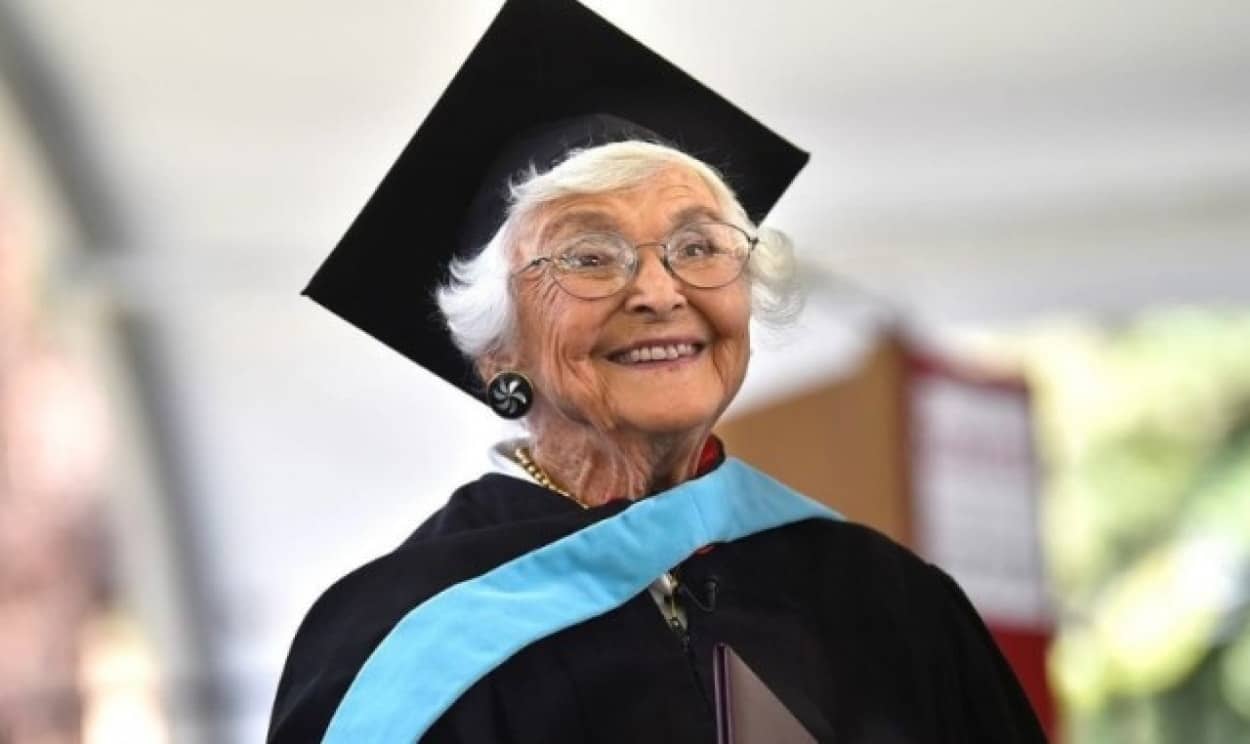 105歳のおばあさんがスタンフォード大学の修士号を取得！84年越しの卒業式