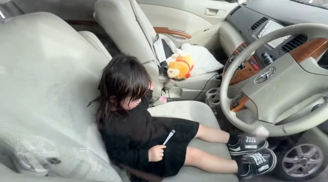 【動画あり】家族YouTuberさん「炎天下の中…2歳の娘が車に閉じ込められました！」と動画撮影 →批判殺到