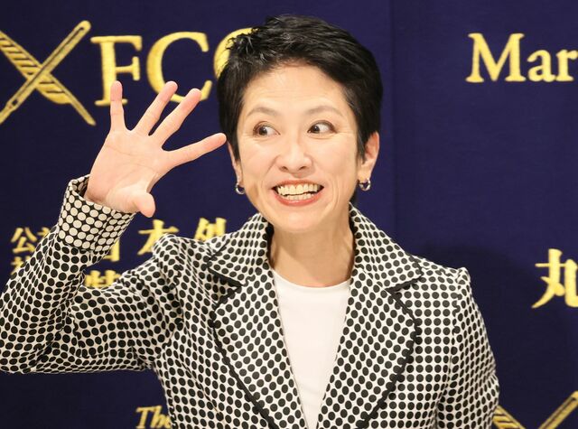 蓮舫が仲間たちに「Rと書いた白Tシャツ」を着せた結果、完全にロケット団になってしまうｗｗｗｗｗｗｗｗ