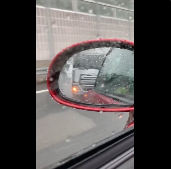 X民「このトラックに煽られた！」と動画を投稿するも「お前が免許返納しろ」とブッ叩かれてしまう