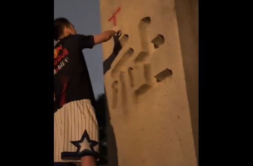 靖国神社の石柱に立ちションした中国人、すでに帰国済みと判明・・・どうすんのこれ