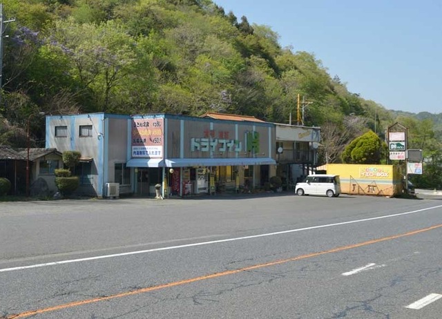 【画像】田舎の道路脇にある、こういう謎スペース好きなやつｗｗｗ