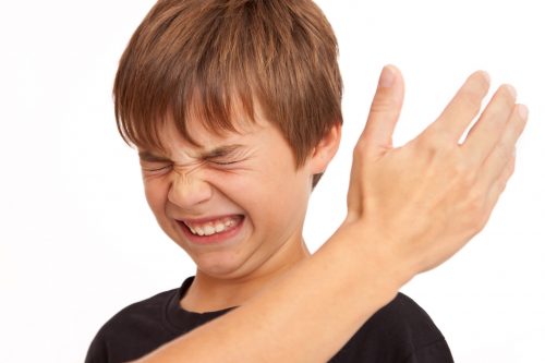【体罰】X民「幼い息子が延々と騒いでる。『周りに迷惑だ！』と最大限に叱っても響かない。マジでぶっ叩きたいけど…どうしたらいいの…」→様々な意見が寄せられる