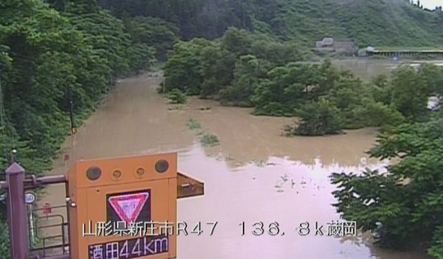 【現地画像】記録的な大雨の影響で山形県にある最上川が氾濫してしまう… 現場対応していた警察官2人がパトカーごと流され行方不明に