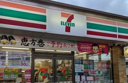 【画像】「コンビニでサンドイッチ棚を物色してたら心臓止まるかと思った！」パシャッ　→　想像以上にぞっとする光景だった…うわああああ