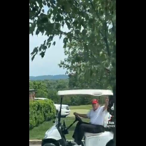 トランプ「かすり傷だしゴルフ行くぞー」支持者「すげー」