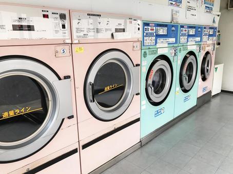 知的障害者の同僚を「お前くさいねん。洗濯機入れ」と大型洗濯機に入れて回して、全身打撲のケガを負わせたクリーニング店店員2人を逮捕