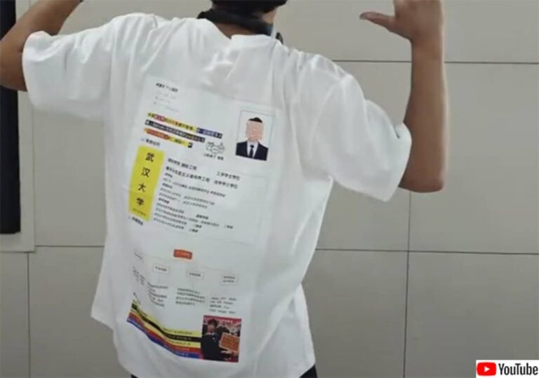 就職が決まらな過ぎて「歩く履歴書」になった中国の新卒男性、Tシャツに履歴をプリント