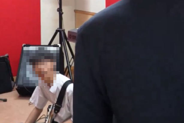 少年がリラックスしてギターを弾いている最中に岸田首相が入ってくる → 少年の表情がヤバすぎるｗｗｗｗｗ