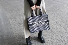Diorの45万のバッグが原価たったの1万円だと判明……