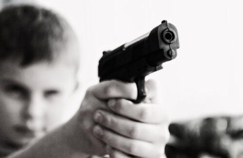ニューヨークで警官にレプリカ銃を向けた13歳少年、胸を撃たれて死亡