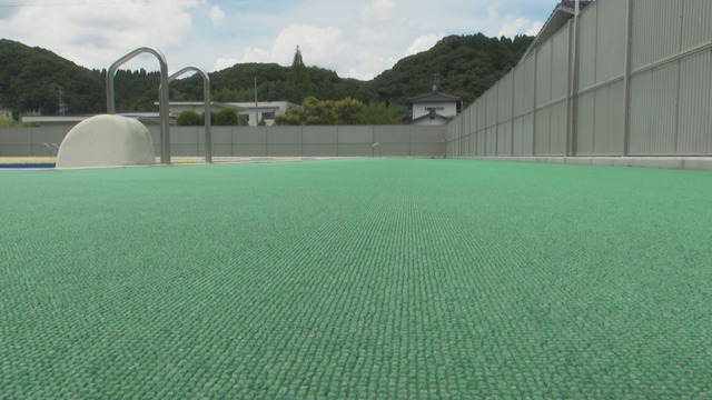 中学体育教師「プールの授業に遅れた罰！連帯責任として全員プールサイドを裸足で走れ！」→生徒たちがエグいことに・・・