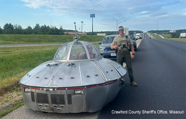 いったいどういうことだってばよ？謎のUFOがパトカーに停止命令