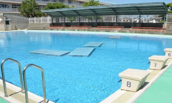 【物議】高知県でプールの授業中に小学生が死亡・・・「もう学校でプールやめろよ」と言う意見が噴出してしまう