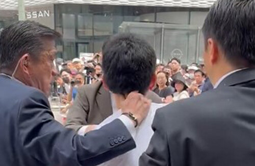 【動画】小池知事演説会で丸ビラを投げた男、SPに現行犯逮捕される！「目にあたったら大怪我」「安倍さんが亡くなった前例もある」