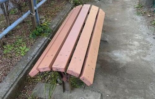 【画像】新宿にある排除ベンチとは別に、意地悪の限度を超えたベンチが登場してしまう…