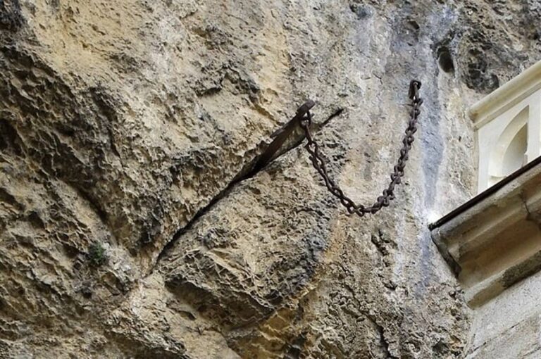 フランス版のエクスカリバーとして知られる聖剣が1300年の月日を経て崖から突如消える