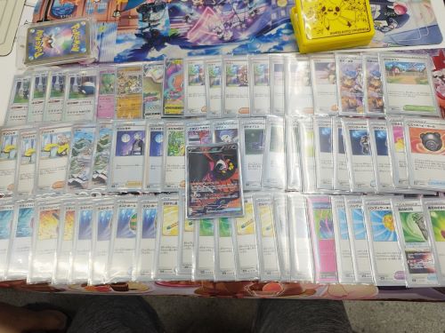 カードゲーマー「大会で優勝しました！めっちゃ嬉しくて泣きそうになりました！」ﾊﾟｼｬｯ→ヤバすぎる物が写り込んでしまい終わる・・・