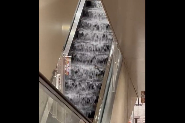 【動画】ゲリラ豪雨で赤羽が水没！！　駅やエスカレーターに滝が出現