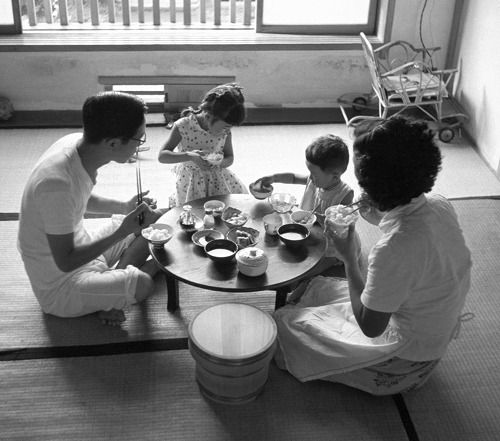 昭和30年代って、食事がご飯と味噌汁と僅かな漬物だけだったらしいね。たまに魚付くと大喜びとか