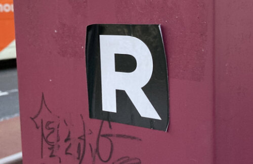蓮舫さん、街中に貼られまくった「R」のシールについて「まったく意味が分かりません」
