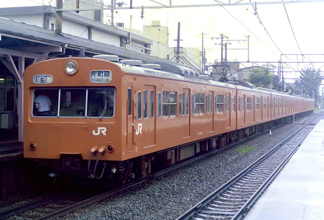 昭和の電車内　タバコ吸ってる奴、エアコンじゃなく扇風機、赤坊に母乳飲ませる母親、弁当食う奴、ドリンク飲む奴、新聞読む奴