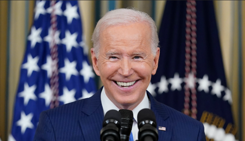 【比較画像あり】ホワイトハウスで姿を見せたバイデン大統領、身長が爆伸びしてしまうｗｗｗｗｗｗ