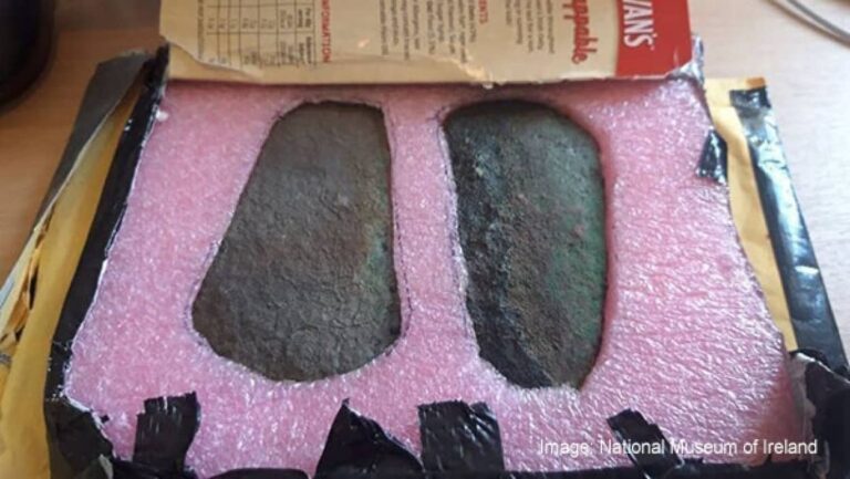 いったい誰が？匿名の人物が希少な古代遺物、青銅器時代の斧頭2点を博物館に郵送